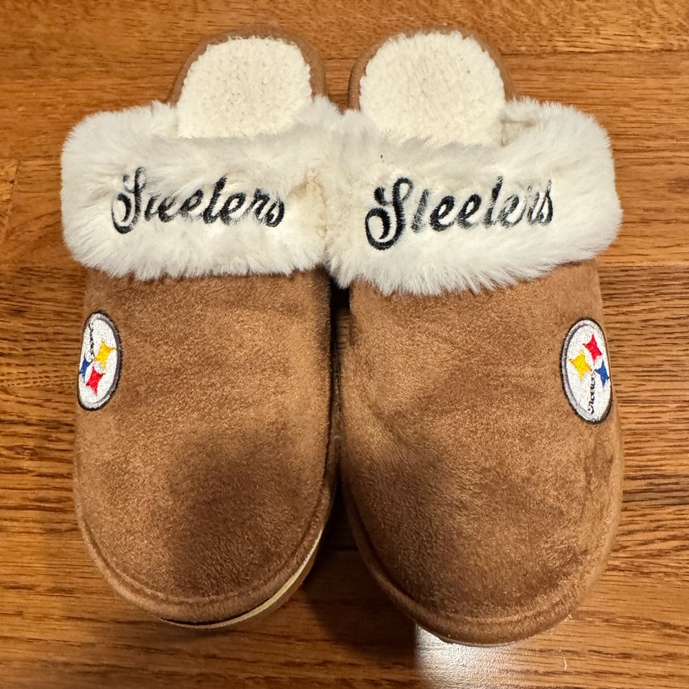 NFL Steelers Shearling-Lined Slippers in Cream and Tan